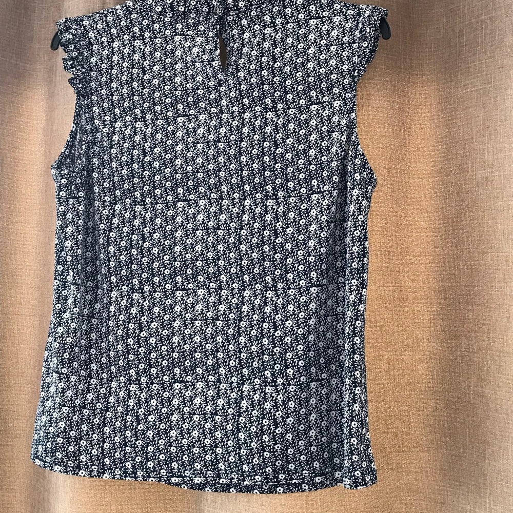 NWT. Adriana Papell. Pretty blue top - Picture 2 of 8